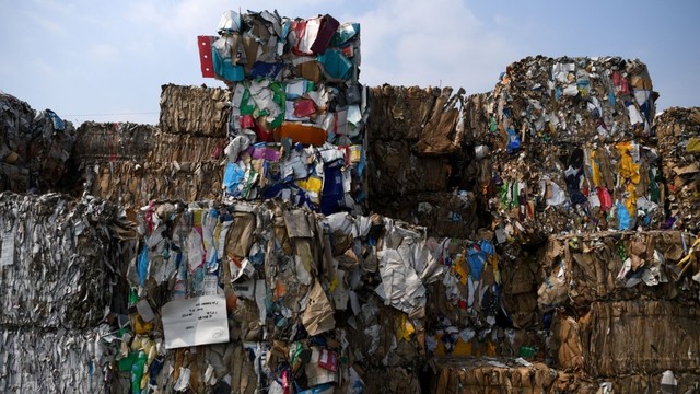 Tumpukan Sampah Impor