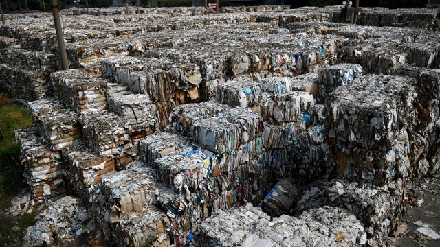Tumpukan sampah kertas yang diimpor oleh sebuah perusahaan pabrik kertas sebagai bahan baku kertas di Mojokerto, Jawa Timur, Rabu (19/6). Foto: ANTARA FOTO/Zabur Karuru