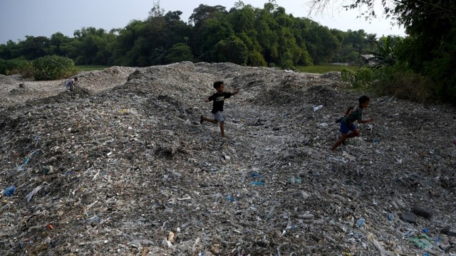 Tumpukan Sampah Impor