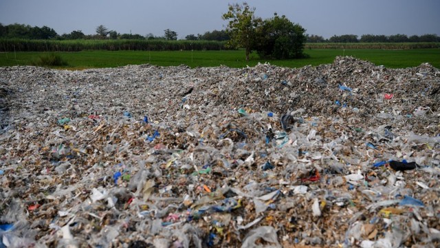 Tumpukan Sampah Impor