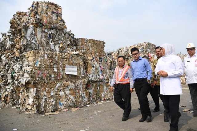 Gubernur Jawa Timur Khofifah Indar Parawansa (kedua kanan) mengamati tumpukan sampah kertas yang diimpor oleh sebuah perusahaan pabrik kertas sebagai bahan baku kertas di Mojokerto, Jawa Timur, Rabu (19/6). Foto: ANTARA FOTO/Zabur Karuru