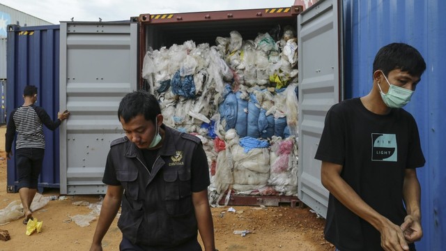 Isi salah satu kontainer sampah impor di Batam.