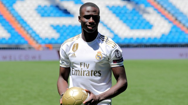 Ferland Mendy menjalani sesi perkenalan sebagai pemain baru Real Madrid. Foto: Sergio Perez/Reuters