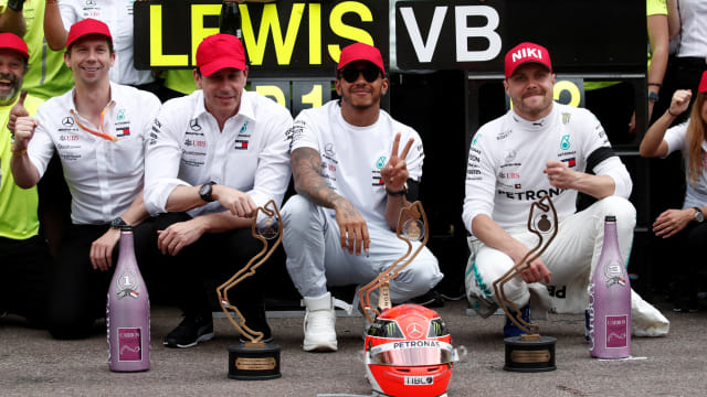 Bos Mercedes, Toto Wolff, bersama Lewis Hamilton dan Valtteri Bottas. Foto: REUTERS/Benoit Tessier