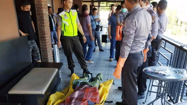 Tim identifikasi Polres Palu melakukan olah TKP di THM 168 di Jalan Setia Budi Palu, Rabu (19/6). Foto: Istimewa