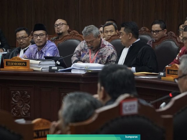 Ketua KPU Arief Budiman sedang mengecek bukti dari saksi Beti di Mahkamah Konstitusi. Foto: Faanny Kusumawardhani/kumparan