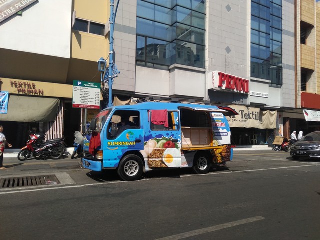 Mobil Warung Sedekah Sumringah yang mangkal di kawasan pusat perbelanjaan Singosaren, Solo, beberapa waktu lalu. (Fernando Fitusia)