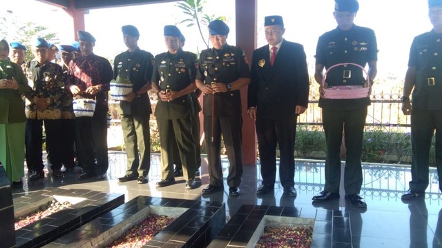 Sejumlah petinggi Detasemen Polisi Militer (Denpom) IV/4 Kota Solo saat kegiatan ziarah di ke Taman Makam Pahlawan (TMP) Kusuma Bakti Jurug, Kota Solo, pada Rabu (19/6/2019). (Tara Wahyu N.V.)