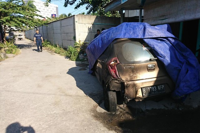 Bangkai mobil Kia Picanto yang terbakar di kawasan Purwosari, Solo, Jawa Tengah, dibakar tanpa sebab pada Rabu (19/06/2019). (Agung Santoso)