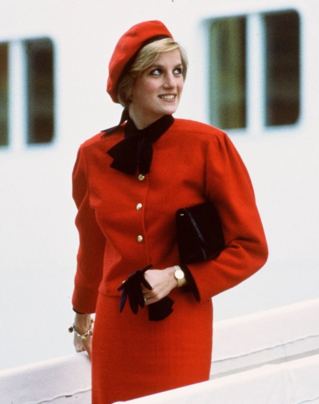 Pakaian Putri Diana yang dilelang, satu setel baju merah dari Jasper Conran Foto: Tim GrahamGetty Images