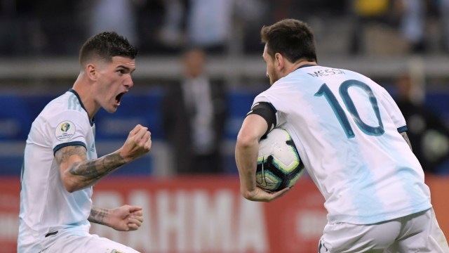 Lionel Messi (kanan) kembali menyelamatkan wajah Timnas Argentina. Foto: REUTERS/Washington Alves