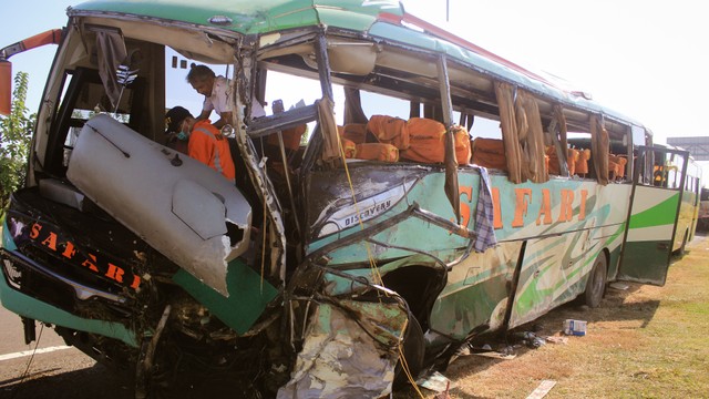 Kondisi bus yang mengalami kecelakaan beruntun di KM 150 Tol Cipali. Foto: ANTARA FOTO