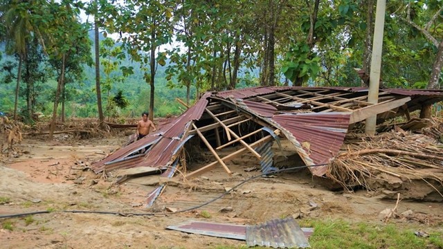 Rumah milik warga di Konawe Utara yang terseret air saat banjir bandang melanda di Konawe Utara, Sultra, Kamis (20/6). Foto: Oheo Sakti/kendarinesia.