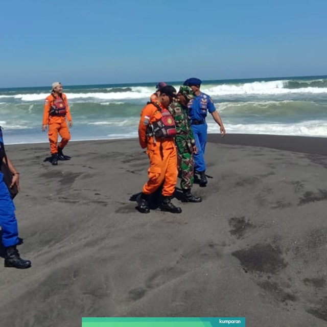 Tim Rescue Kantor Basarnas Yogyakarta bergabung dengan tim SAR gabungan yang sedang melakukan proses pencarian kedua korban yang hilang terseret ombak. Foto: dok. Humas Basarnas Yogyakarta.