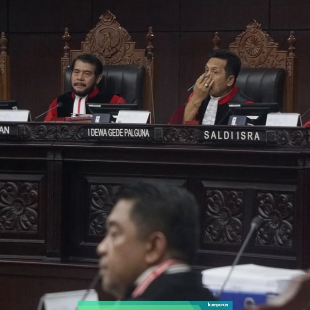 Hakim MK mendengarkan keterangan dari saksi ahli pihak termohon, Marsudi Wahyu Kisworo pada sidang lanjutan Sengketa Pilpres 2019 di Mahkamah Konstitusi, Jakarta, Kamis (20/6). Foto: Fanny Kusumawardhani/kumparan