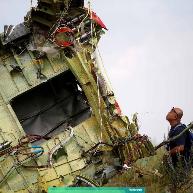 Puing dari Malaysia Airlines Penerbangan MH17 di lokasi kecelakaan di desa Hrabove (Grabovo), sekitar 80 km timur Donetsk. Foto: REUTERS/Maxim Zmeyev