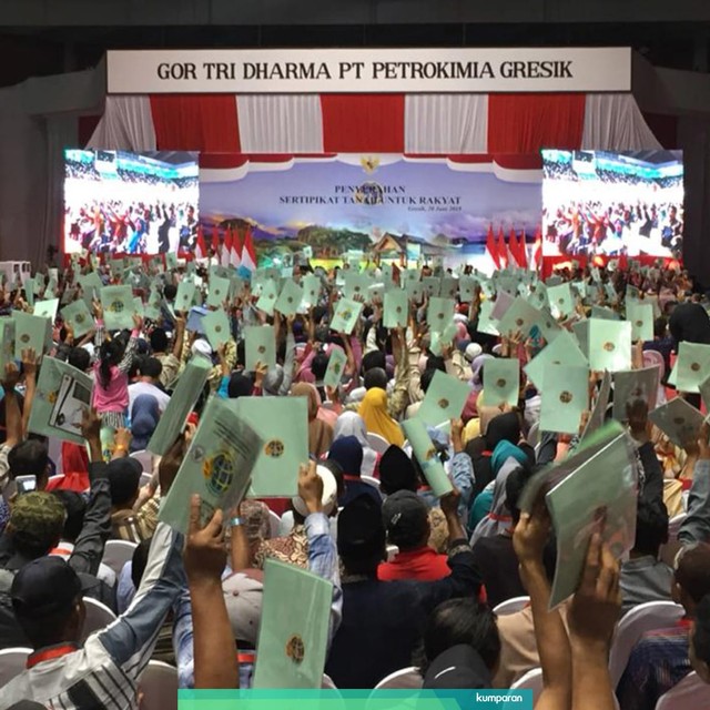 Suasana Pembagian Sertifikat Oleh Presiden Joko Widodo di Gresik. Foto: Yuana Fatwalloh/kumparan
