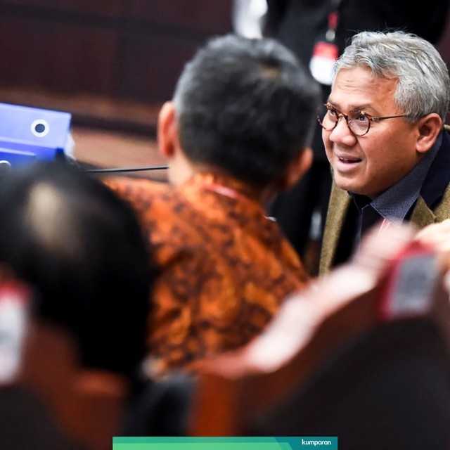 Ketua KPU Arief Budiman (tengah) mengikuti sidang lanjutan Perselisihan Hasil Pemilihan Umum (PHPU) presiden dan wakil presiden di gedung Mahkamah Konstitusi, Jakarta, Kamis (20/6). Foto: ANTARA FOTO/Galih Pradipta