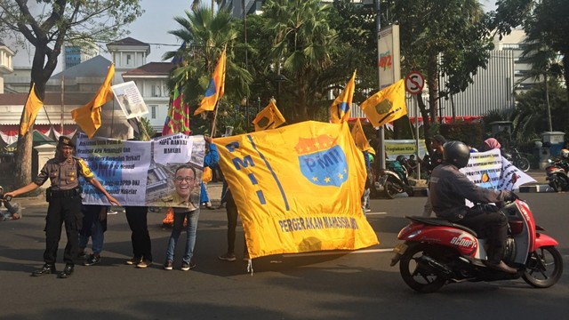 Massa Demo Di Depan Balai Kota, Desak Anies Batalkan IMB Reklamasi ...