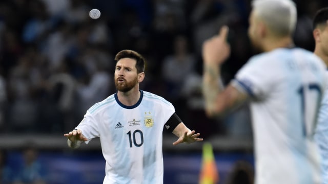 Lionel Messi mencetak gol buat Timnas Argentina saat menghadapi Paraguay. Foto: Douglas Magno/Reuters