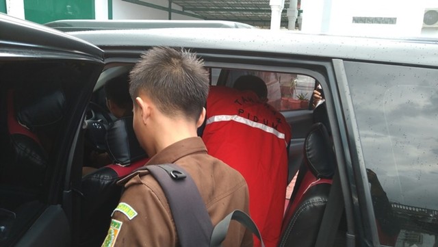 Tersangka saat dibawa menuju mobil tahanan Kejaksaan Negeri Karimun