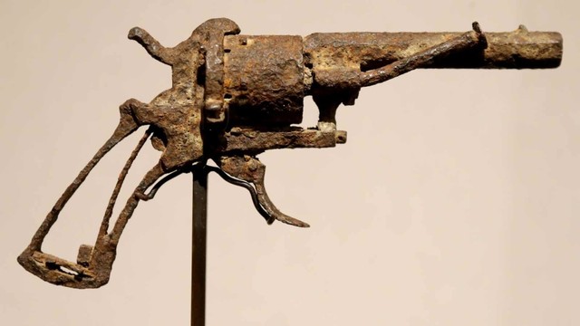 Sebuah senjata berjenis revolver yang digunakan oleh Vincent Van Gogh yang membunuh dirinya sendiri pada 27 Juli 1890. Foto: AFP/FRANCOIS GUILLOT