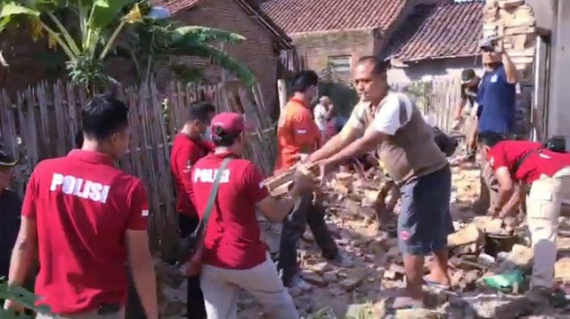 Rumah nenek Kalimah yang hampir roboh diperbaiki sejumlah polisi.
