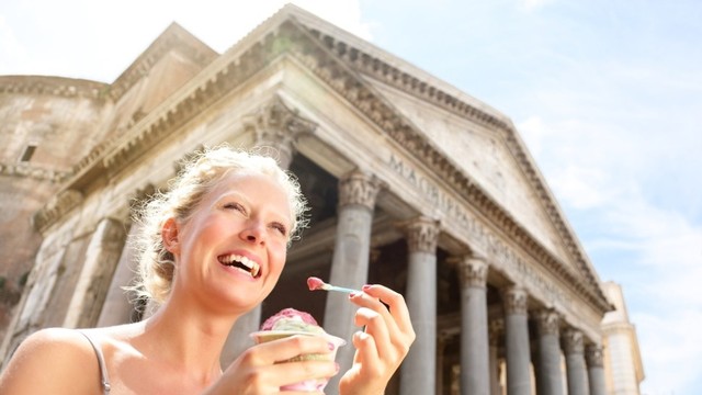 Ilustrasi memakan gelato di tengah wisata bersejarah Roma Foto: Shutter Stock