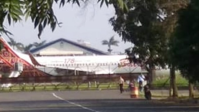 Pesawat Malindo Air tergelincir di Bandara Husein Sastranegara Bandung (NOT COVER)