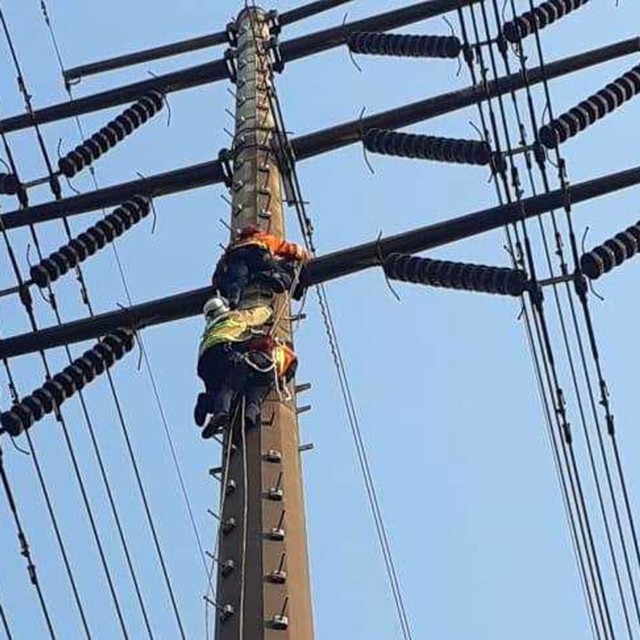 Proses evakuasi petugas pln tersengat listrik di Menara Sutet Cipinang, Jakarta Timur. Foto: Dok. Damkar Jakarta Timur