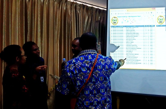 Saat Ombudsman RI Perwakilan Papua melihat langsung monitor yang disediakan panitia seleksi CPNS Kota Jayapura. (Foto Imelda)