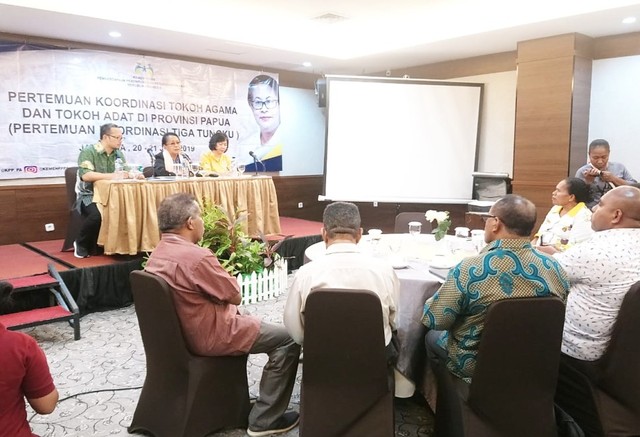 Menteri Pemberdayaan Perempuan dan Perlindungan Anak, Yohana Susana Yembise saa membuka pertemuan Koordinasi Tokoh Adat dan Agama di Papua. (Foto Pratiwi)