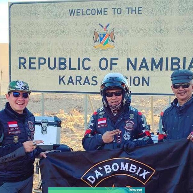Komisioner Telkomsel, Mohammad Irfan (kiri) saat bersama kelompok motor besar Indonesia di Nambia. Foto: Instagram/@dabombixindonesia
