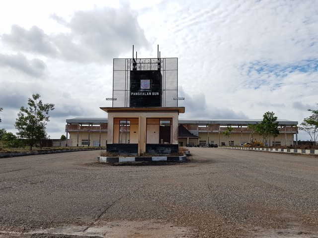 Pembangunan percantik Sport Center Sampuraga Baru Pangkalan Bun. (Foto: Joko Hardyono)