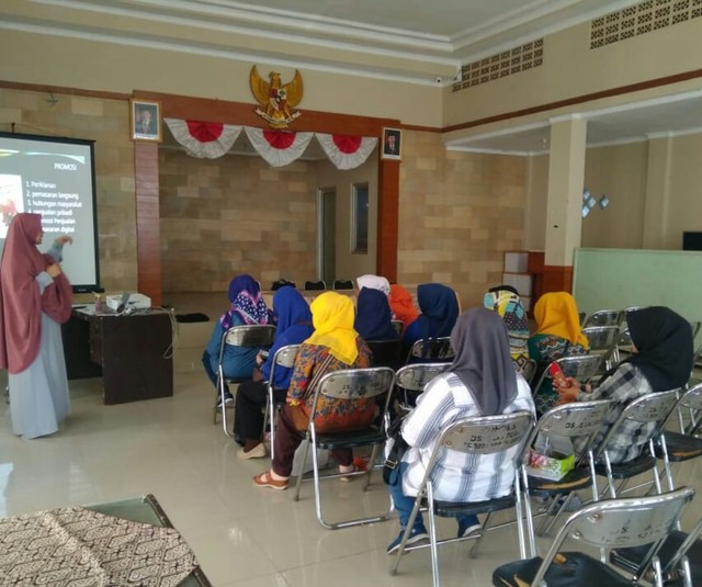 Farah Oktafani SE. MM Memberikan materi pelatihan tentang Promotion Mix