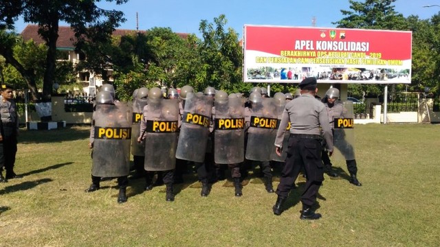 Anggota Satuan Sabhara Polresta Solo mengikuti latihan rutin pada Kamis (19/06/2019). (Agung Santoso)