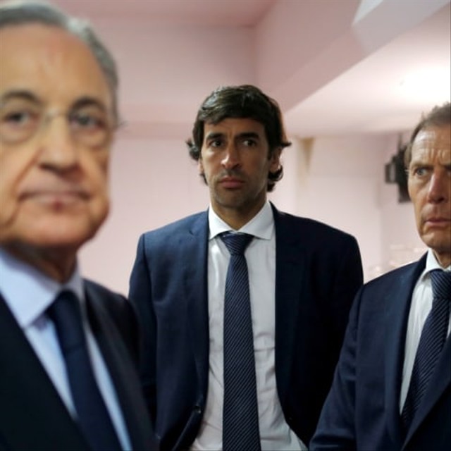 Mantan pemain Real Madrid Raul Gonzalez (tengah) bersama Presiden Real Madrid Florentino Perez (kiri) dan Direktur Real Madrid Hubungan Kelembagaan Emilio Butragueno. Foto: REUTERS / Jon Nazca