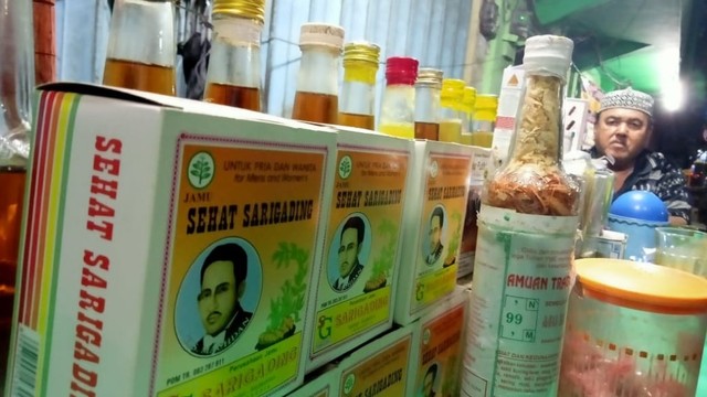 Penjual jamu tradisional Arab di Jalan Pangeran Samudera, Kota Banjarmasin. Foto: Donny Muslim/banjarhits.id