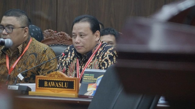 Ketua Bawaslu, Abhan (kanan) mengikuti sidang lanjutan Sengketa Pilpres 2019 di Mahkamah Konstitusi, Jakarta, Jumat (21/6). Foto: Helmi Afandi Abdullah/kumparan