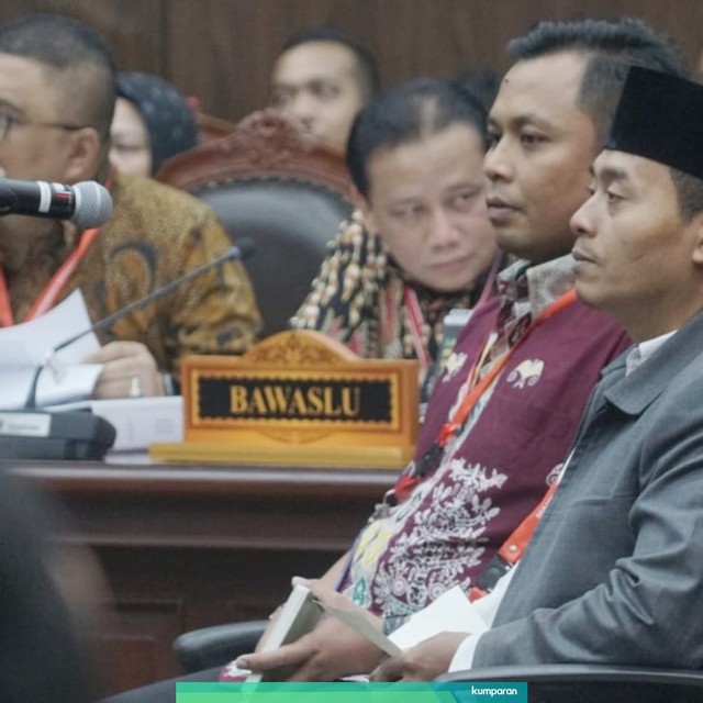 Anas Nashikin (pakai kopiah) bersaksi  pada sidang lanjutan Sengketa Pilpres 2019 di Mahkamah Konstitusi, Jakarta, Jumat (21/6). Foto: Helmi Afandi Abdullah/kumparan