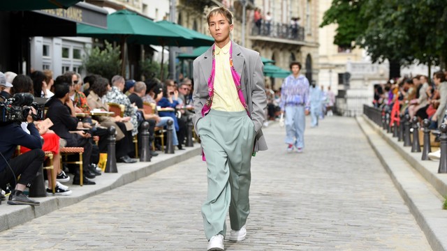 Model Mino Winner berjalan selama pertunjukan Louis Vuitton Menswear Spring Summer 2020 dari Paris Fashion Week pada 20 Juni 2019. Foto: Getty Image/Pascal Le Segretain