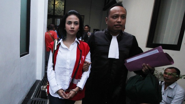 Terdakwa kasus dugaan penyebaran konten asusila Vanessa Angel (kiri) berjalan keluar ruangan usai menjalani sidang lanjutan di Pengadilan Negeri (PN) Surabaya. Foto: ANTARA FOTO/Moch Asim