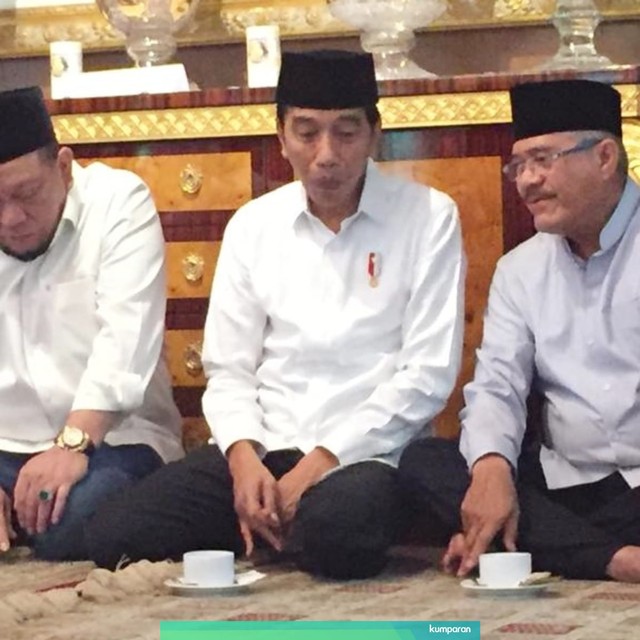 Presiden Joko Widodo (kedua kanan) melayat ke rumah duka Muhammad Irfan. Foto: Andesta Herli Wijaya/kumparan