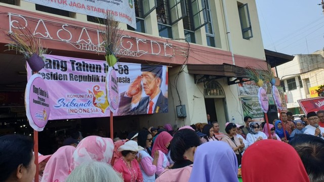 Komunitas Srikandi menggelar perayaan Ulang Tahun ke-58 Presiden Joko Widodo