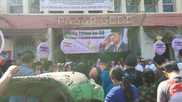 Komunitas Srikandi menggelar perayaan Ulang Tahun ke-58 Presiden Joko Widodo