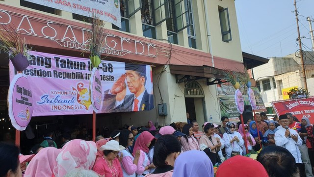Komunitas Srikandi menggelar perayaan Ulang Tahun ke-58 Presiden Joko Widodo di pintu masuk Pasar Gede Solo. Foto: Prameshwari Sugiri/kumparan