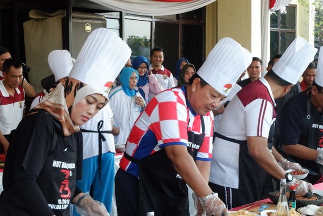 Gubernur Lampung Arinal Djunaidi (kanan) dan Wakil Gubernur Lampung Chusnunia Chalim (Nunik, kiri) saat mengulek ketoprak, Jumat (21/6) | Foto : Obbie Fernando/Lampung Geh