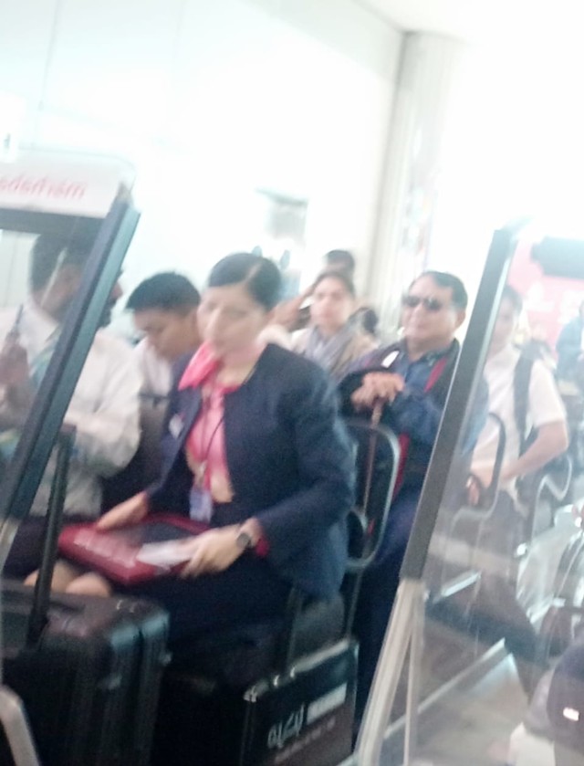 Prabowo Subianto menaiki golfcar di Bandara Dubai (NOT COVER)