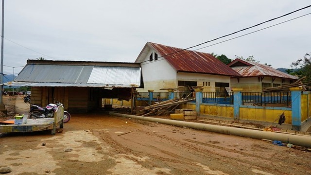 Banjir membawa rumah hingga ke depan Sekolah Dasar di Konawe Utara, Jum'at (21/6). Foto: Oheo Sakti/kendarinesia.