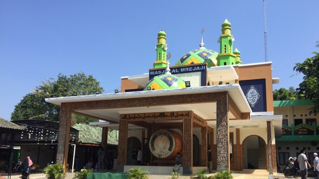 Susana di depan Masjid Al Mbejaji. Foto: Arfiansyah Panji Purnandaru/kumparan